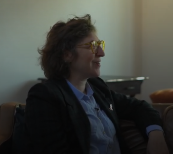 Read more about the article ‘And They’re Jewish with Hen Mazzig’: Mayim Bialik Talks Science, Mental Health & Breaking Barriers