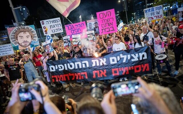 Read more about the article ‘Make a brave decision’: Thousands in Tel Aviv demand PM seal Gaza hostage release deal